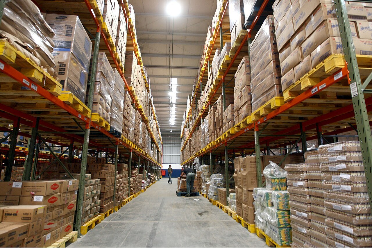 Galpão logístico de 600 m² com pé-direito de 9 metros em Contagem
